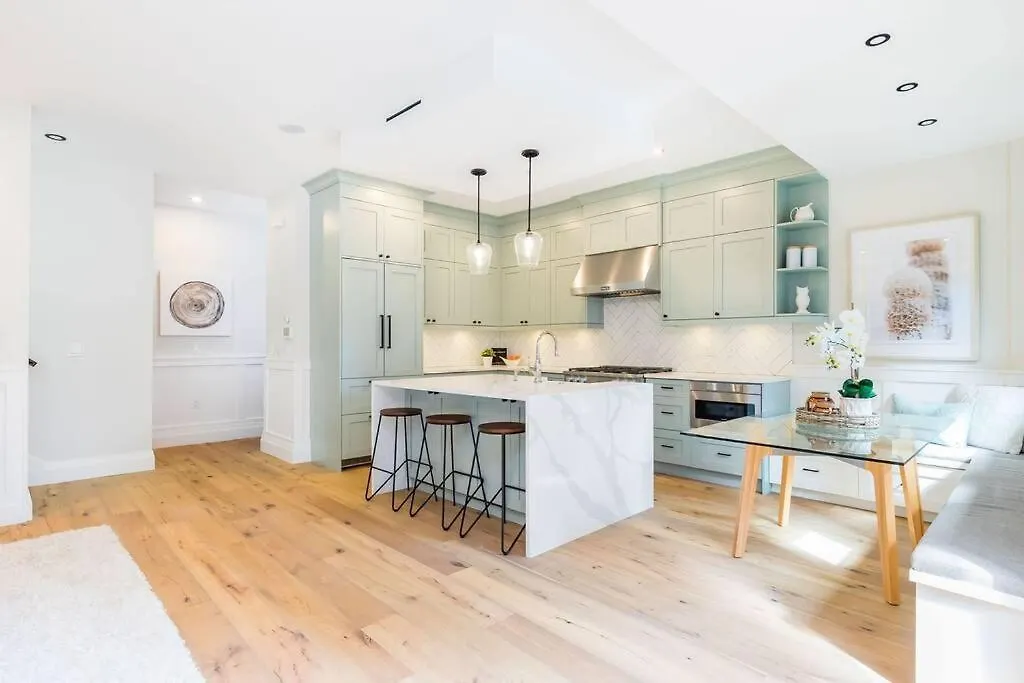 Easeful 2 Bedroom Unit Near English Bay Vancouver Canada